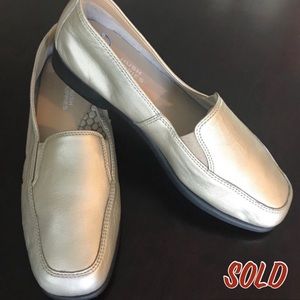 Hush Puppies Size 7M Champagne Slip On Loafers
